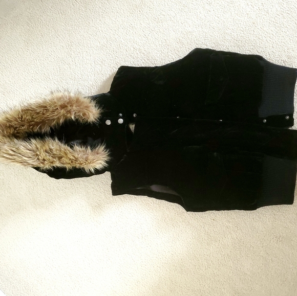 Velvet vest with fur hood - Picture 3 of 3